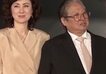 69岁洪金宝与儿孙同框 洪金宝个人生活照