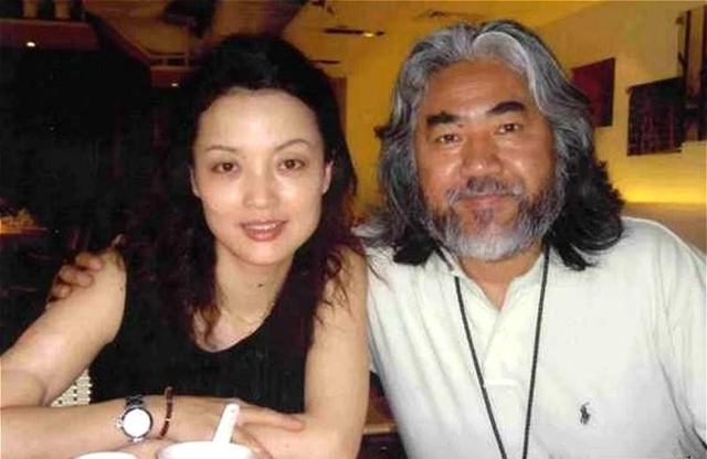 2002年，张纪中和恋爱了十二年的女友樊馨蔓领证结婚了。