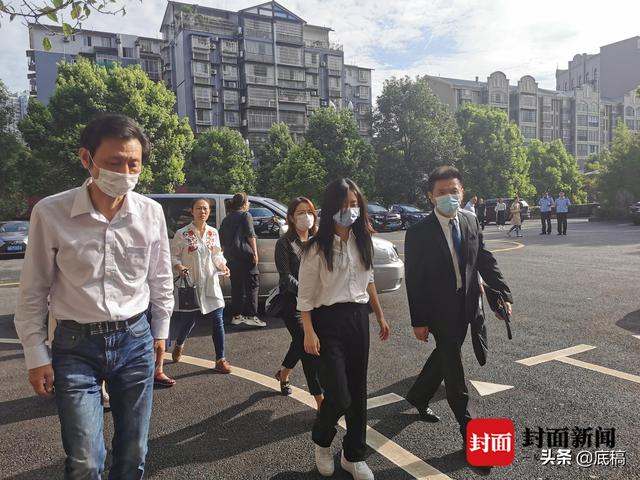 谭松韵到达叙永县法院