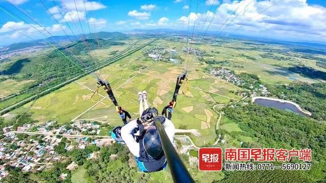 在大明山，游客体验滑翔伞。