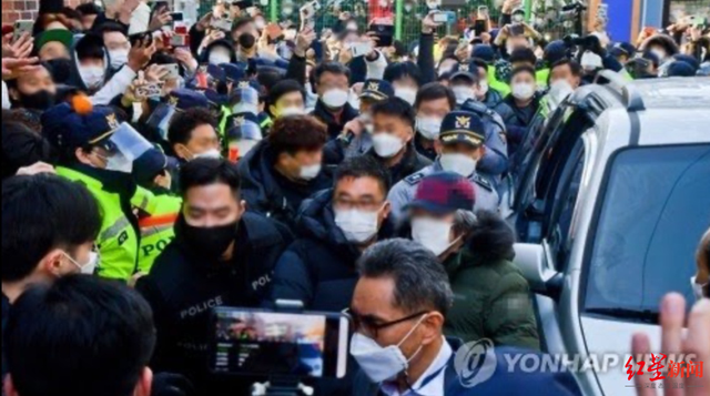 12日上午，赵斗顺抵达京畿道安山市居住地，正下车 图据韩联社