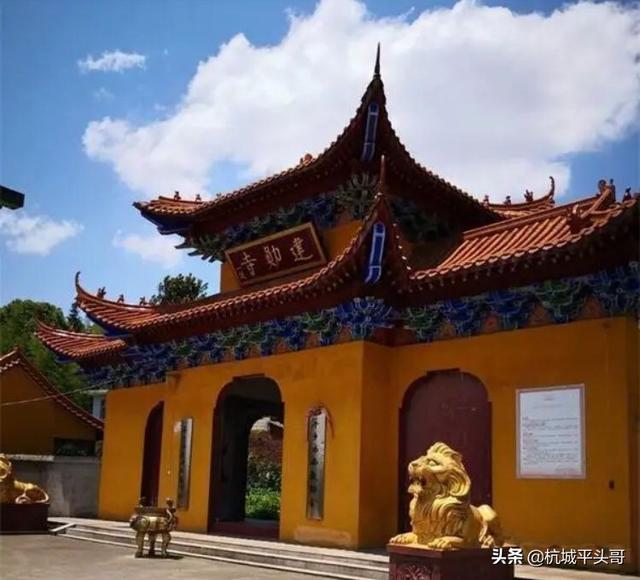 重建后的建勋寺庙大门前的一对金色石狮子格外耀眼。