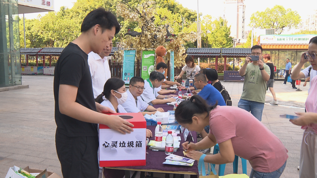 “心灵垃圾箱”环节吸引市民排队参与↑